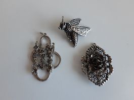 Bienenbrosche, Anhänger und Schnalle, silbernes Metall o.ä.