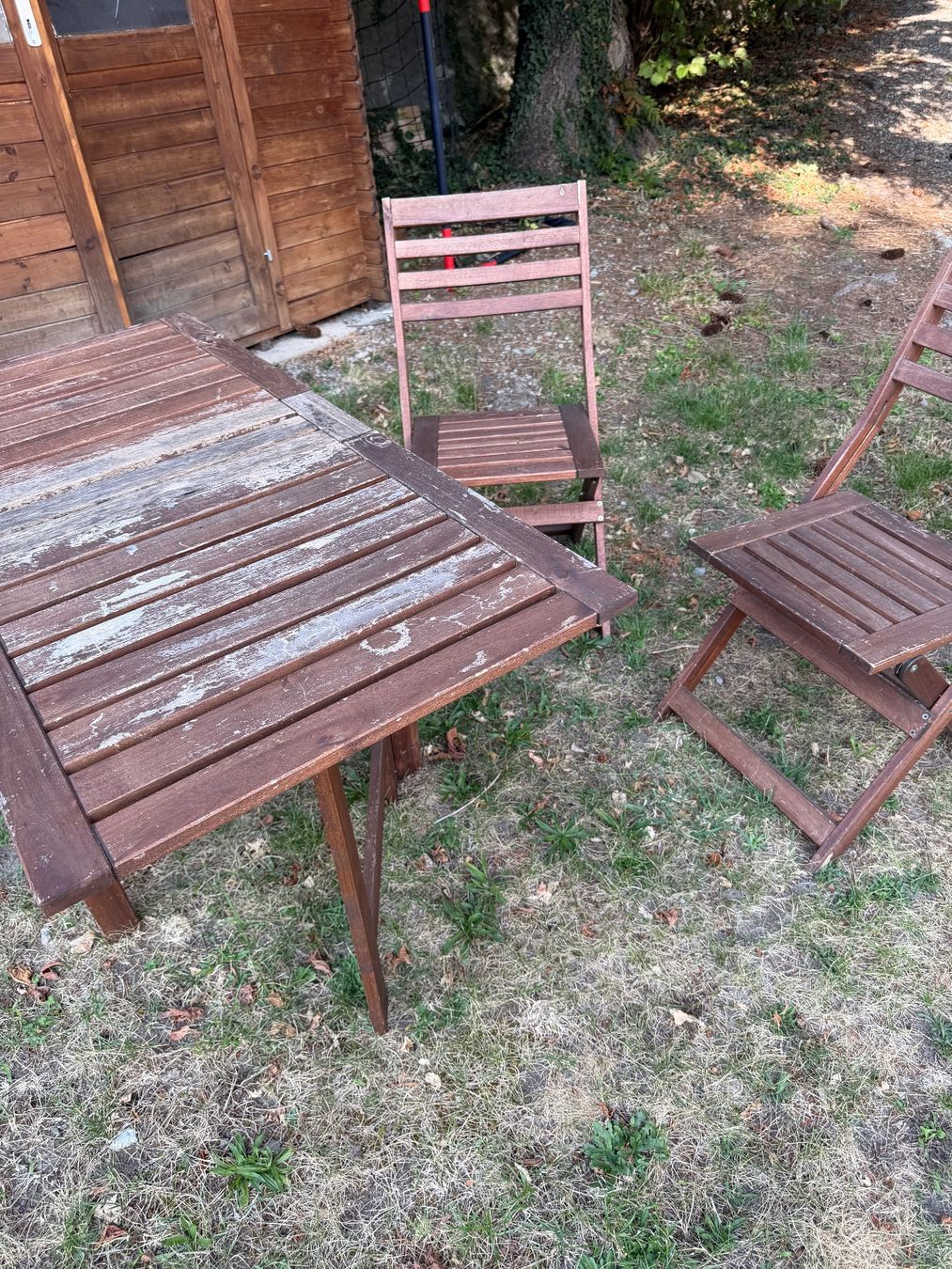Ikea Tischset: TABLE DE JARDIN IKEA USÉE EN BOIS ET DEUX CHAISES – Gebraucht aus Roche VD von luc_jwm5