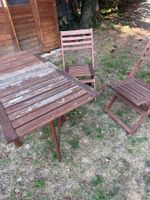 TABLE DE JARDIN IKEA USÉE EN BOIS ET DEUX CHAISES
