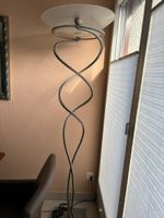 Elegante Stehlampe mit gedrehtem Fuss, neuwertig!