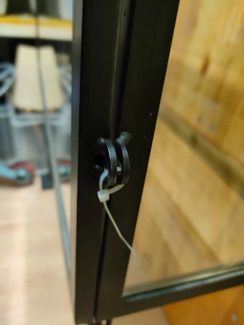 Vetrine: Schauvitrine Glas mit Schmiedeisen – Usato da Wetzikon ZH venduto da Mani0 1
