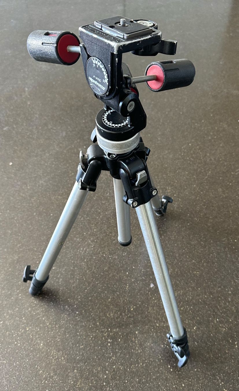 Manfrotto Stative & Stativköpfe: Manfrotto Stativ – Gebraucht aus Biel/Bienne von Elves22 1