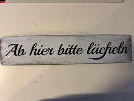 "Ab hier bitte lächeln" - Schild im Vintage Stil, Deko!