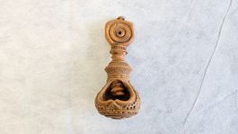 Très antique casse-noisette en bois sculpté à vis
