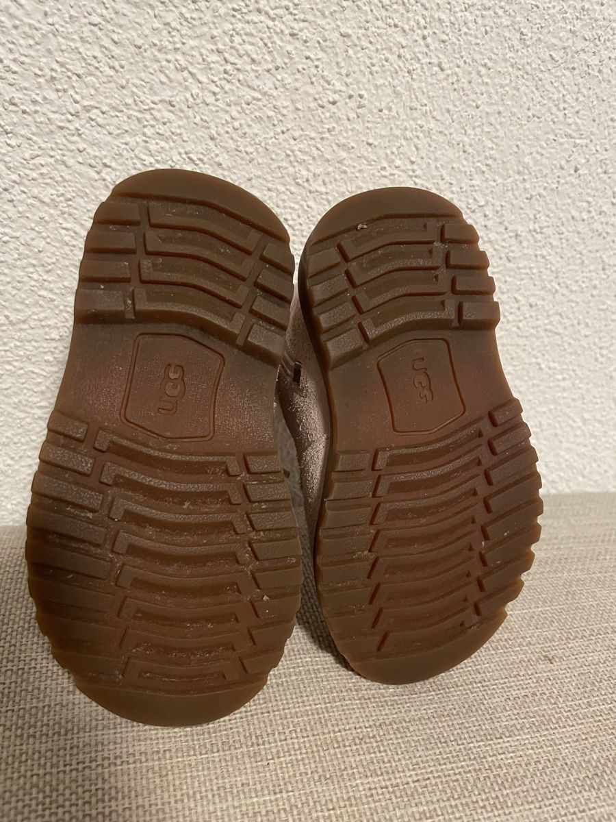 Ugg Schuhe für Jungen: UGG Baby Schuhe Gr. 22 – Gebraucht aus Ennetbaden von Mentos07 1