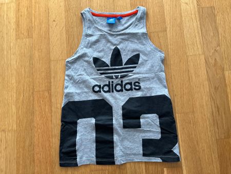 Schönes neuwertiges T-Shirt der Marke Adidas Gr. 32