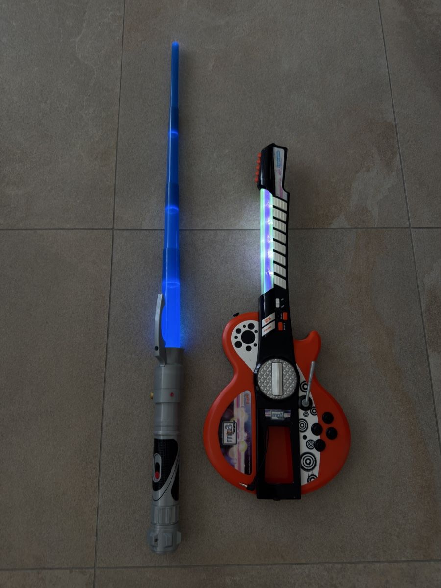 Spielzeuge: Lightsaber & Guitar Bundle, Kids Electronic Toys Set! – Gebraucht aus Bernex von Oma44
