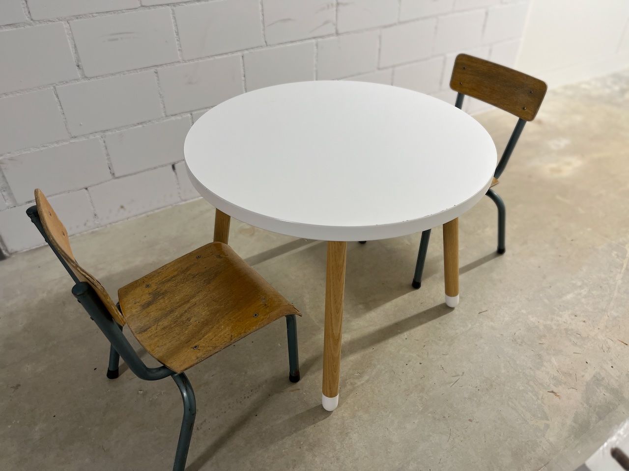 Micasa Set di tavolo e panche: Kindertisch mit 2 alte Kindergartenstühle – Usato da Pfaffhausen venduto da dani_p_2014