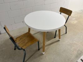 Kindertisch mit 2 alte Kindergartenstühle