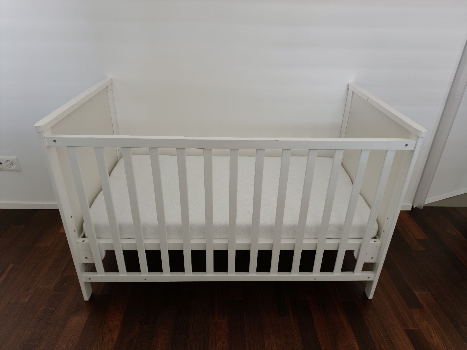Betten: Baby Cot with Mattress White Good Condition – Gebraucht aus Glattpark(Opfikon) von aiz_8pqg