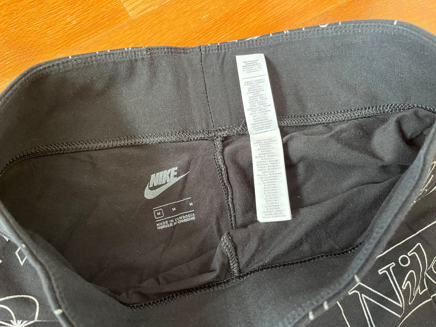 Nike Leggings: NIKE gemusterte Leggins schwarz – Usato da Ittigen venduto da str_9dw5 2