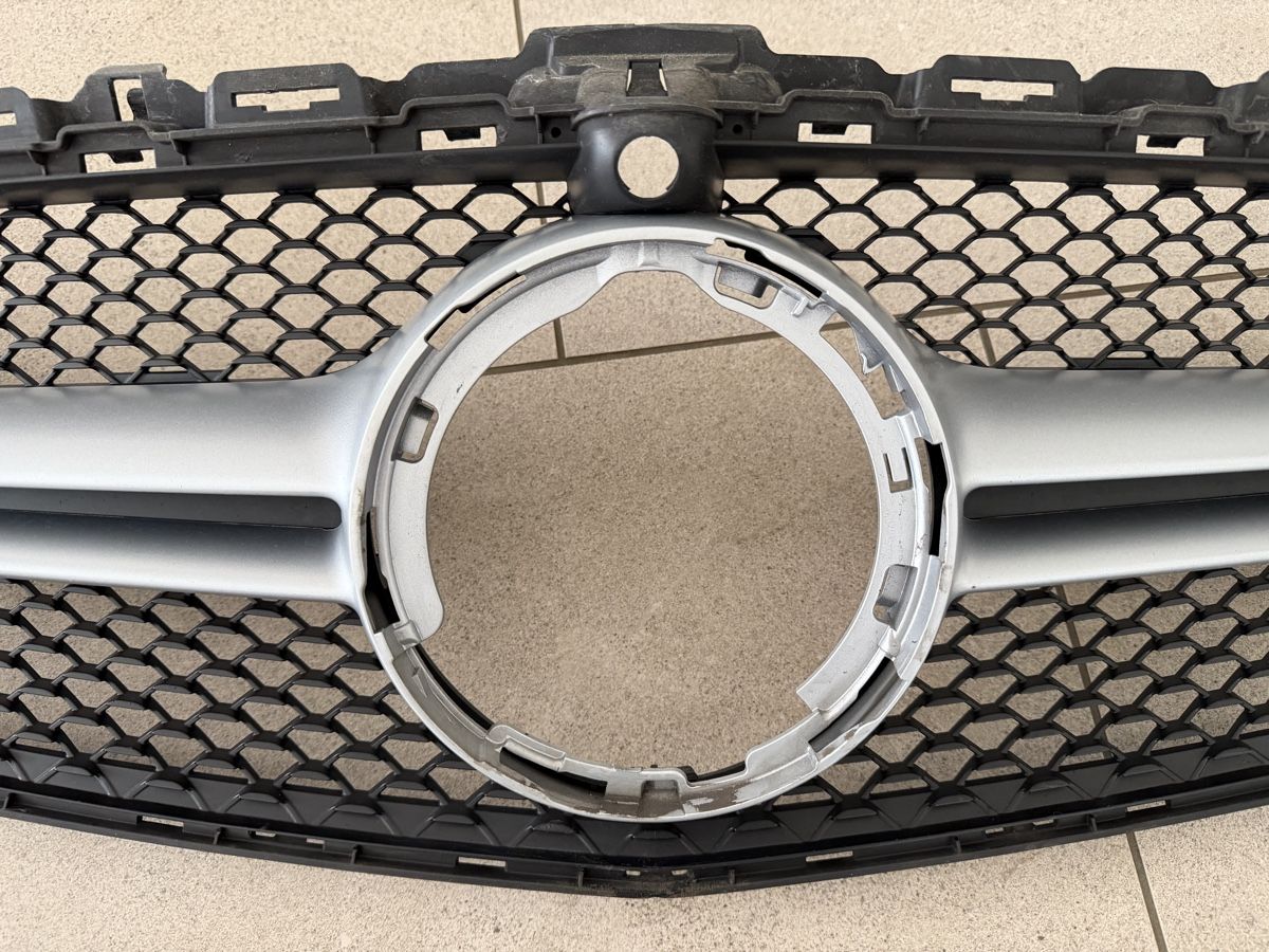 Mercedes-Benz Tutti pezzi di ricambio auto: C43 AMG Grill – Usato da St. Gallen venduto da wastmo 3