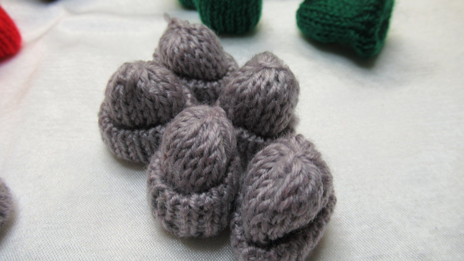 Tutte le decorazioni: Mützen mini stricken Deko 24 Stück – Nuovo e nell'imballaggio originale da Meisterschwanden venduto da TiSiBu59 3