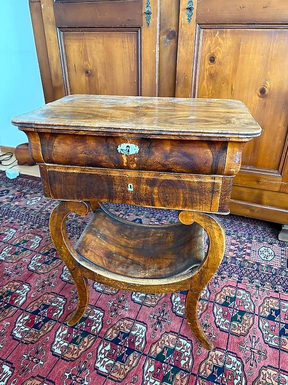 Comodini: Table de couture ancienne en noyer  Avec compartiments – Usato da Bulle venduto da oga_r8mh