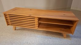 TV-Möbel aus massivem Tannenholz