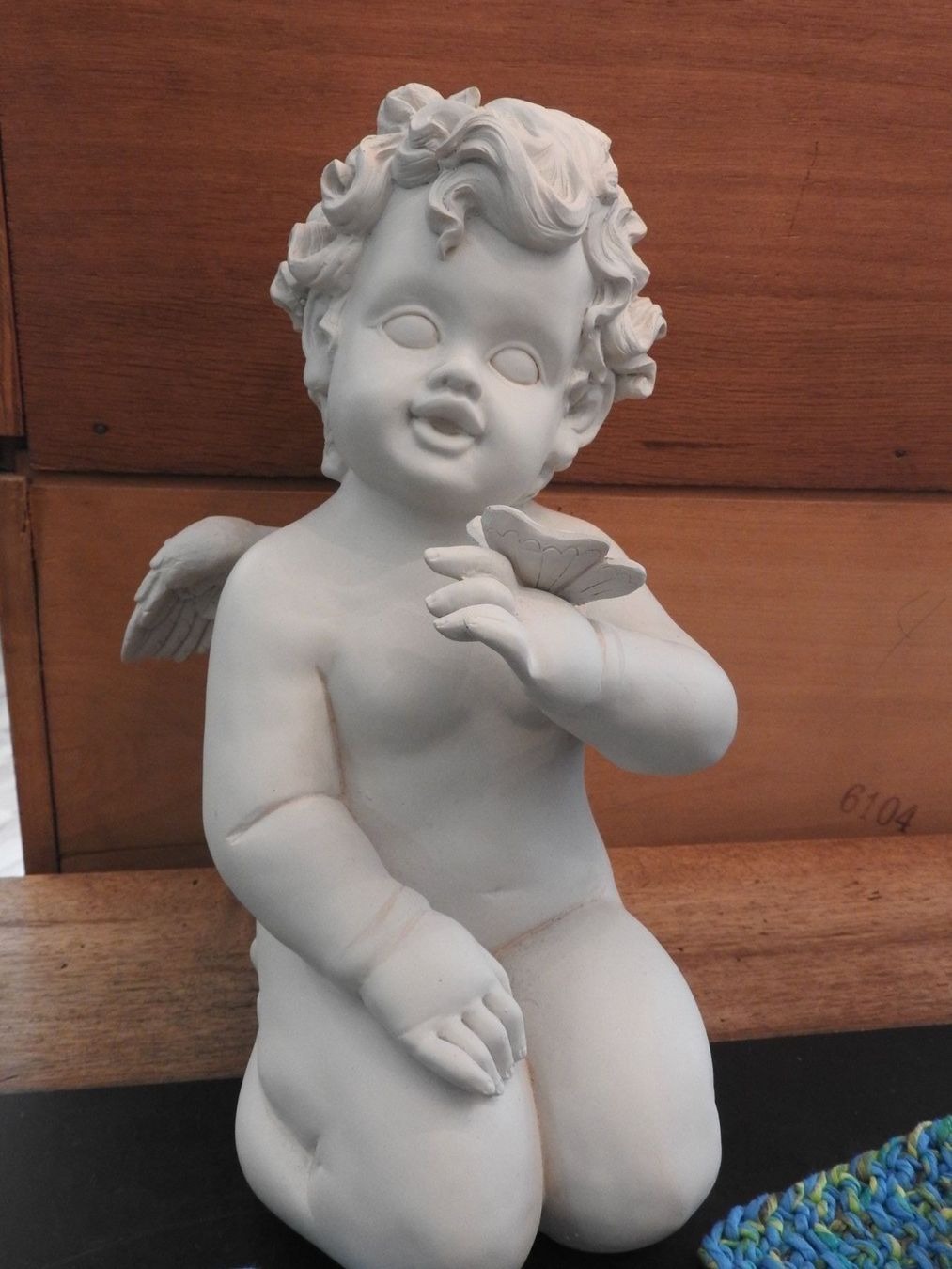 Statuette: Grosser Engel / Putto mit Schmetterling – Usato da Stetten AG venduto da Brissago25
