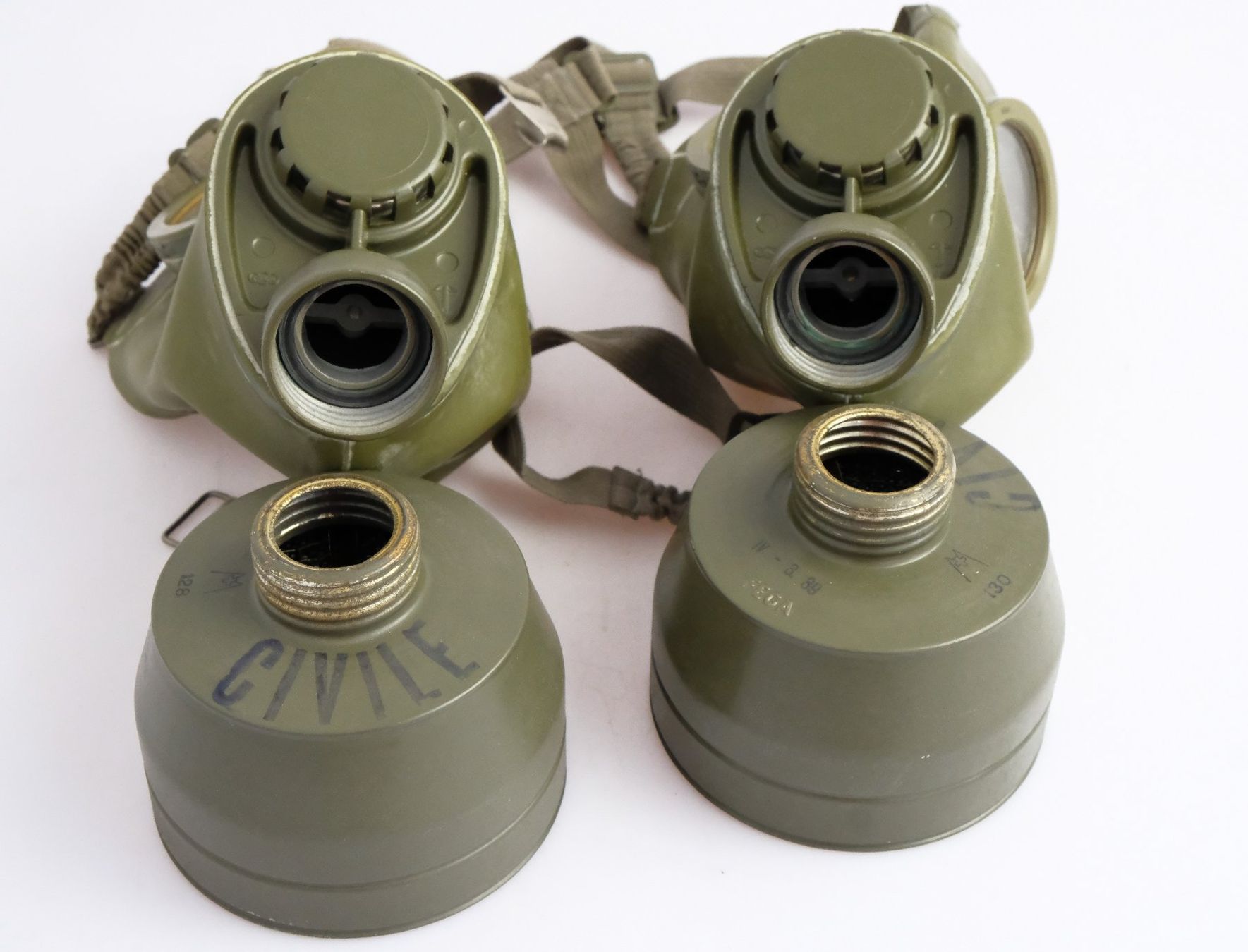 Ausrüstung & Ersatzteile: Zwei Schweizer Armee Gasmasken – Gebraucht aus Volketswil von  4