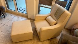 Sessel mit Hocker hellbeige