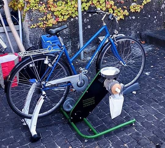 Alle Maschinen: Getreidemühle mit Fahrradantrieb – Gebraucht aus Oberbalm von Krebj 1