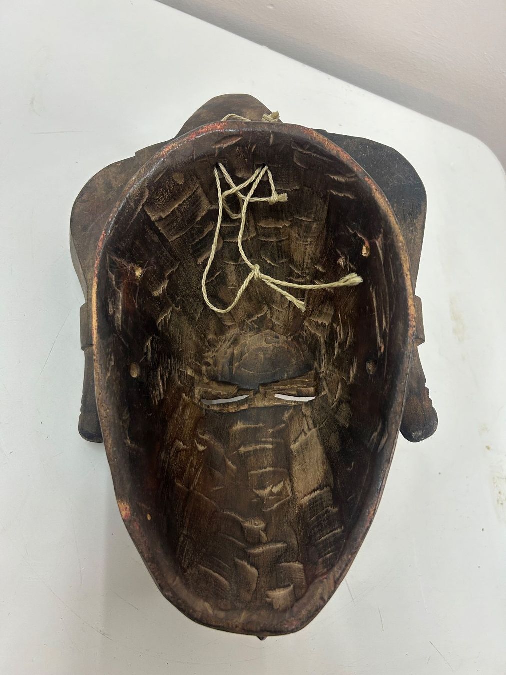 Internationale Kunst: antike traditionelle afrikanische Holz-Maske Alter unbekannt – Gebraucht aus Zürich von Levelart 6