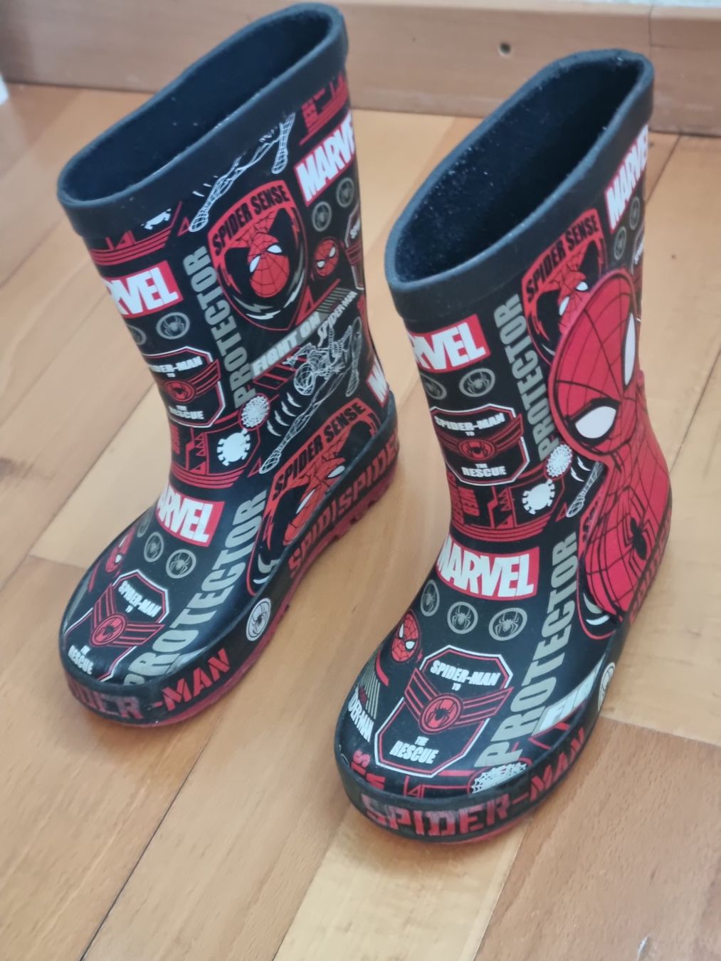 Schuhe für Jungen: Spiderman Marvel Gummistiefel Gr 24 – Gebraucht aus Bäch SZ von cri_87ts