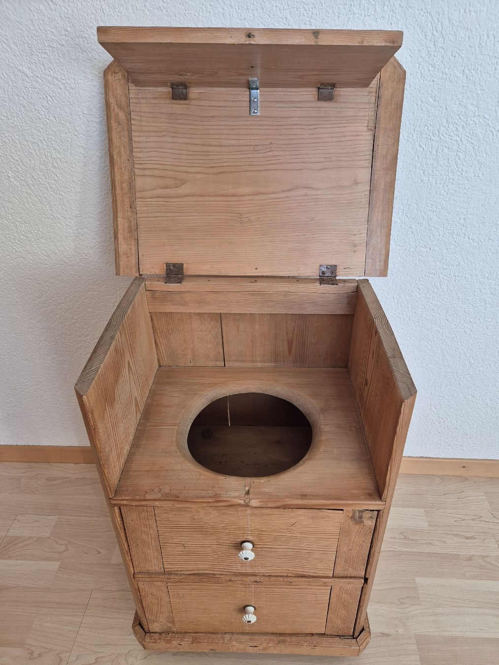 Cassettiere: antike Kommode / Leibstuhl – Usato da Herzogenbuchsee venduto da herzchae 1