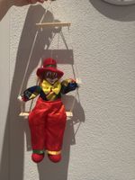 Clown auf Schaukel – Wanddekoration, zum Aufhäng