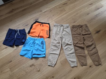 3 Badehosen, 2 lange Hosen Grösse 134/140 Jungs