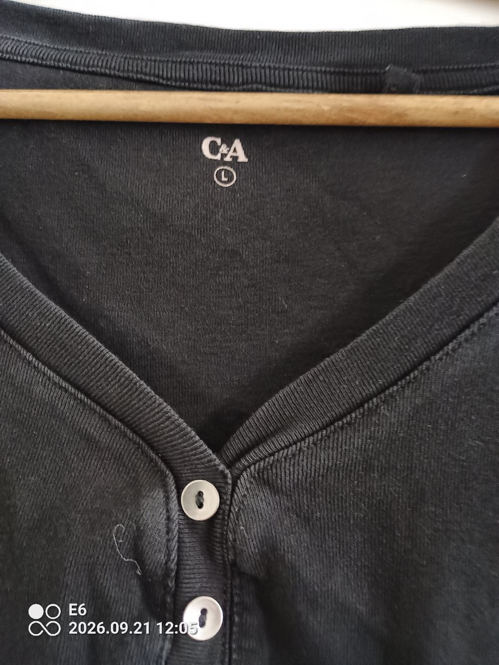 C&A T-shirt: Shirt mit V-Ausschnitt – Usato da Zürich venduto da Mitzi6 3