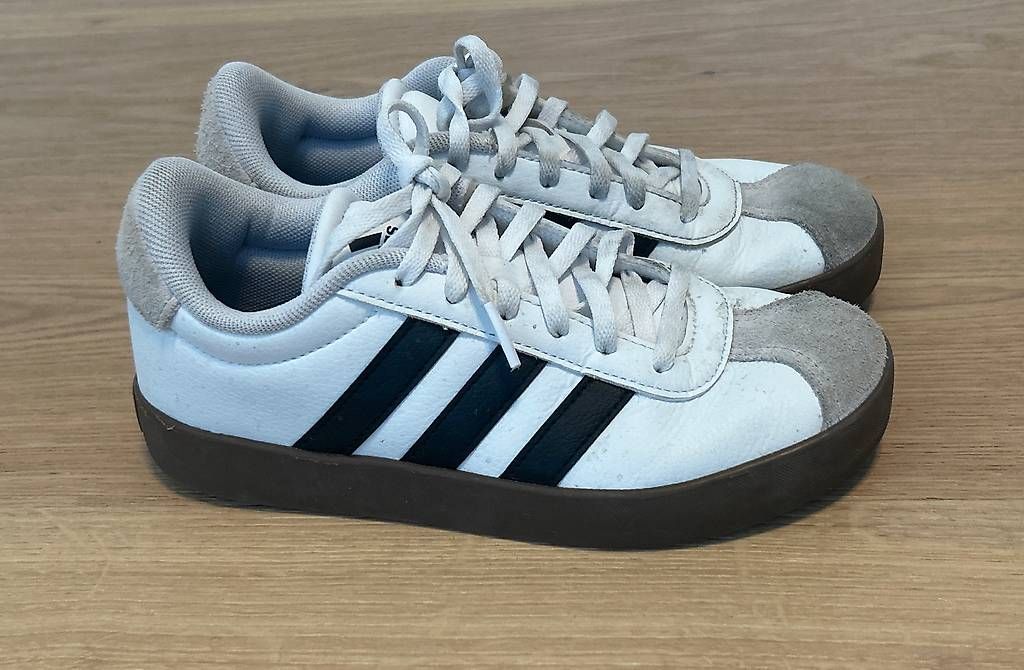 Chaussures garçon: Adidas Gr34 – D'occasion à Männedorf par Brunei03