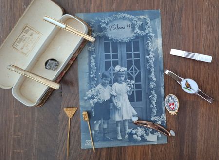 Vintage Konvolut: Krawattennadeln, Pins, Schatulle & Foto