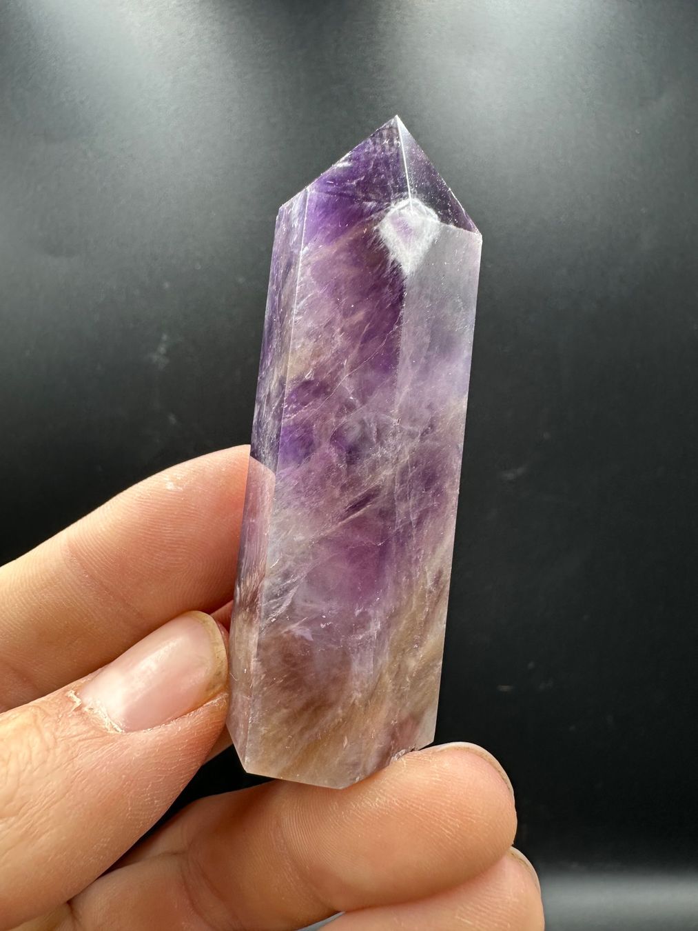 Minerali & Pietre curative: Chevron Traum Amethyst Obelisk, Spitze – Nuovo e nell'imballaggio originale da Männedorf venduto da Handschmeichler 1
