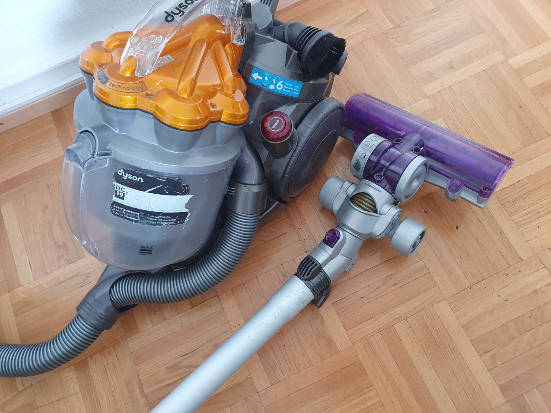 Dyson Aspirapolveri & Accessori: Dyson DC19 d'occasion – Usato da Prilly venduto da RoDyRe