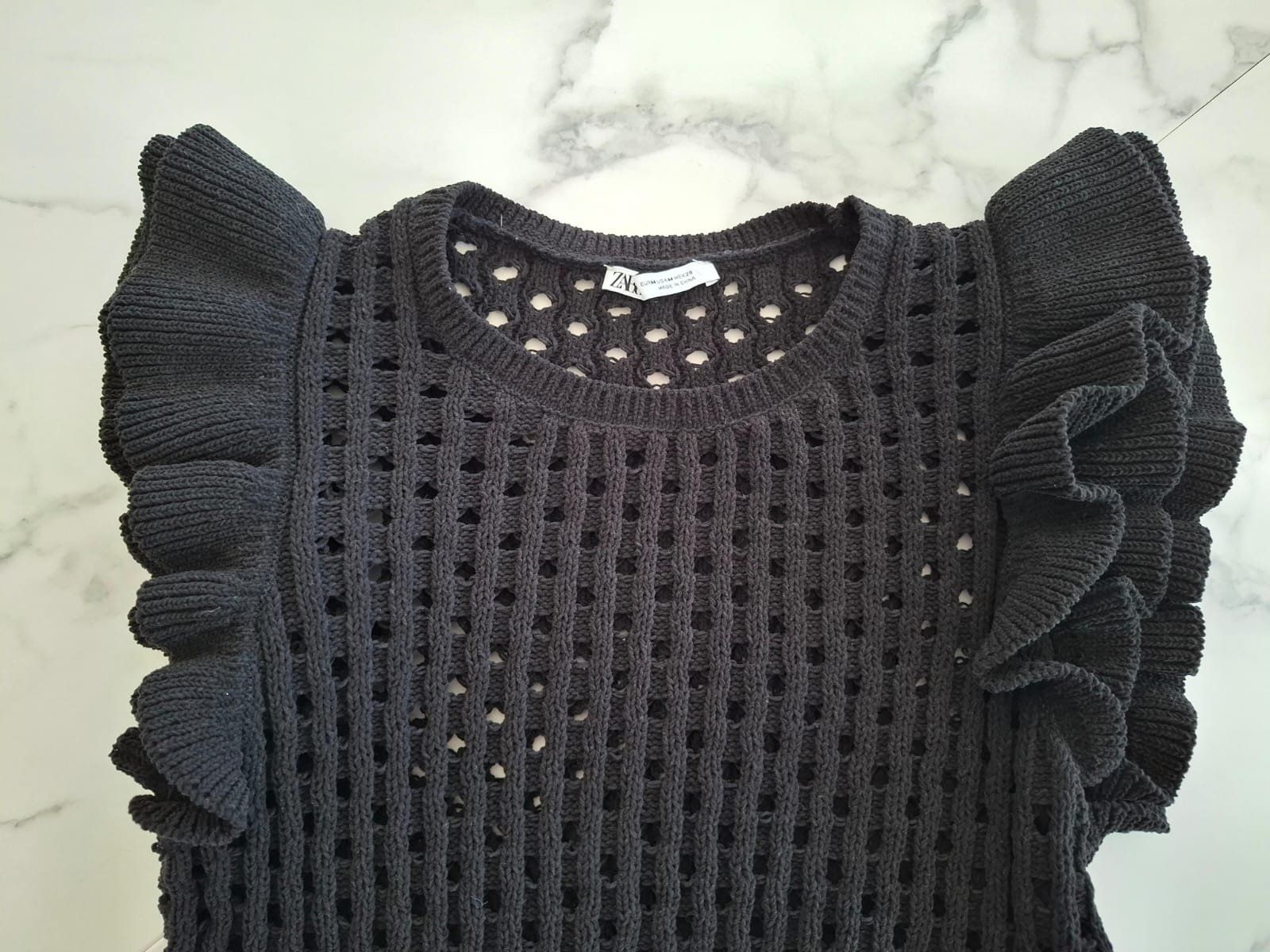 Zara Tops: Zara Stricktop, schwarz, Lochmuster, Rüschen, Gr. M – Gebraucht aus Massagno von Michaela.F 1