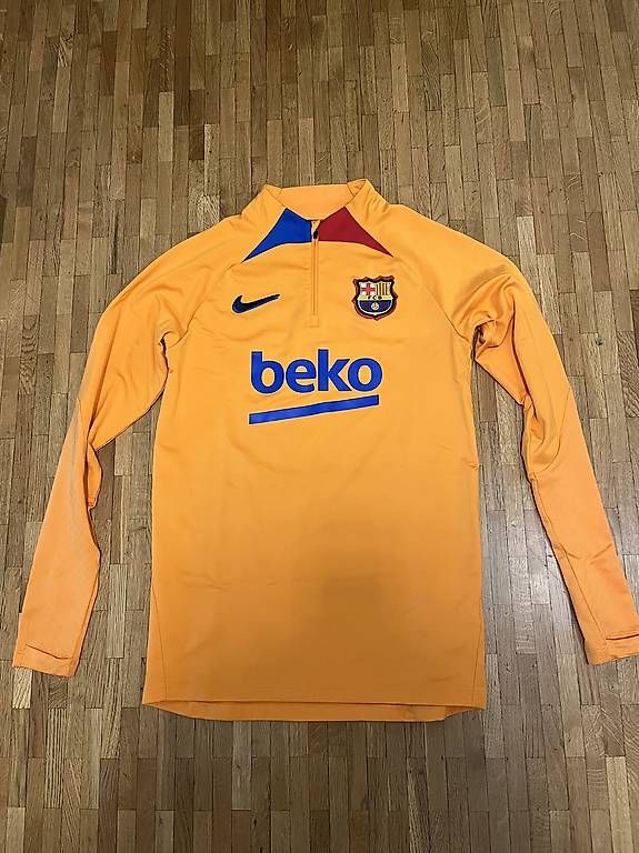 T-shirts: Haut barca foot manches longues  – D'occasion à Genève par lua_8czq