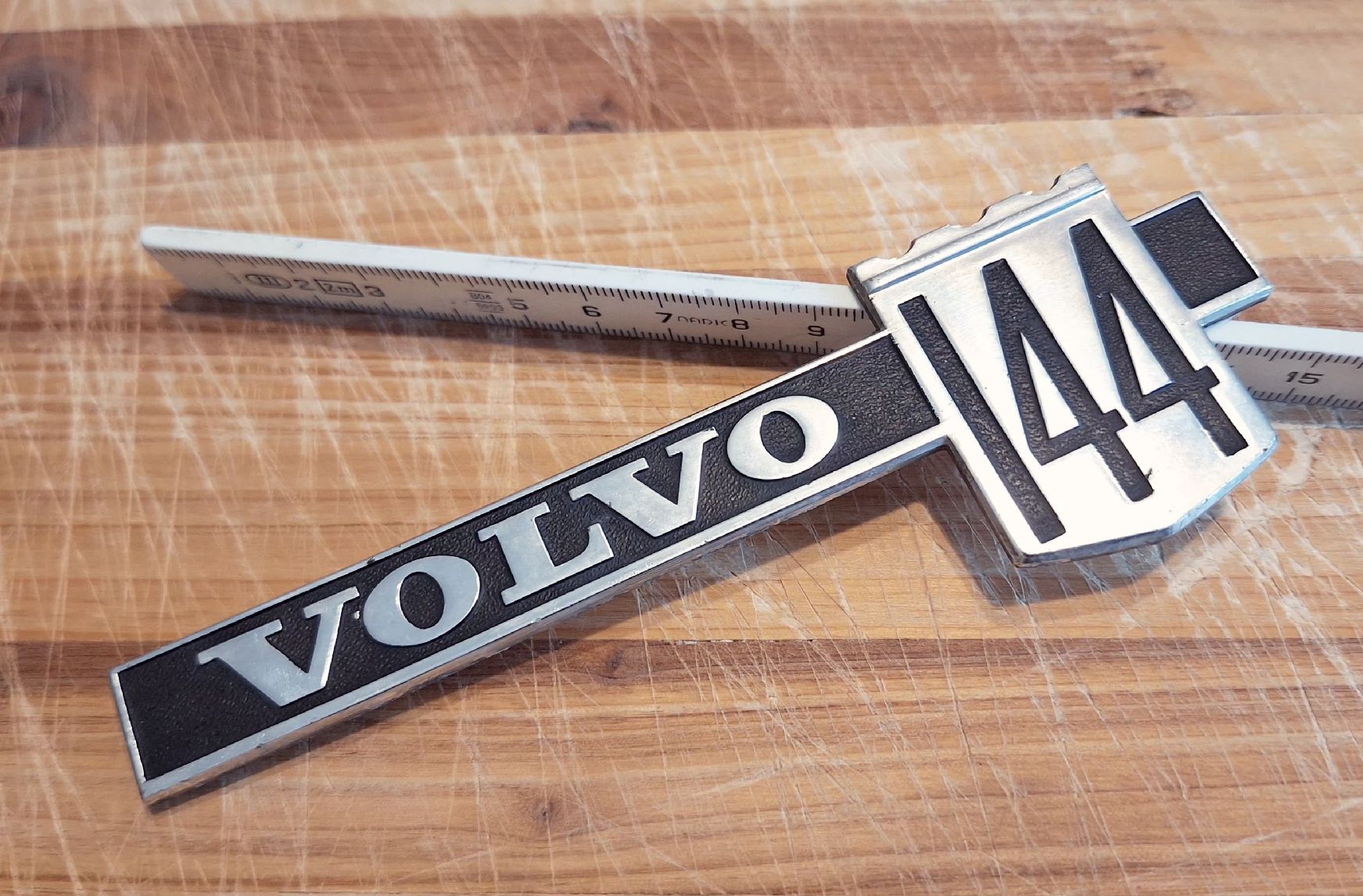 Volvo Tutti pezzi di ricambio auto: Volvo 144 Emblem – Usato da Triesen venduto da BLACKSHEEP75