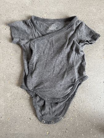 H&M Wickelbody, Grösse 62, Grau, mit kleinem Mangel!