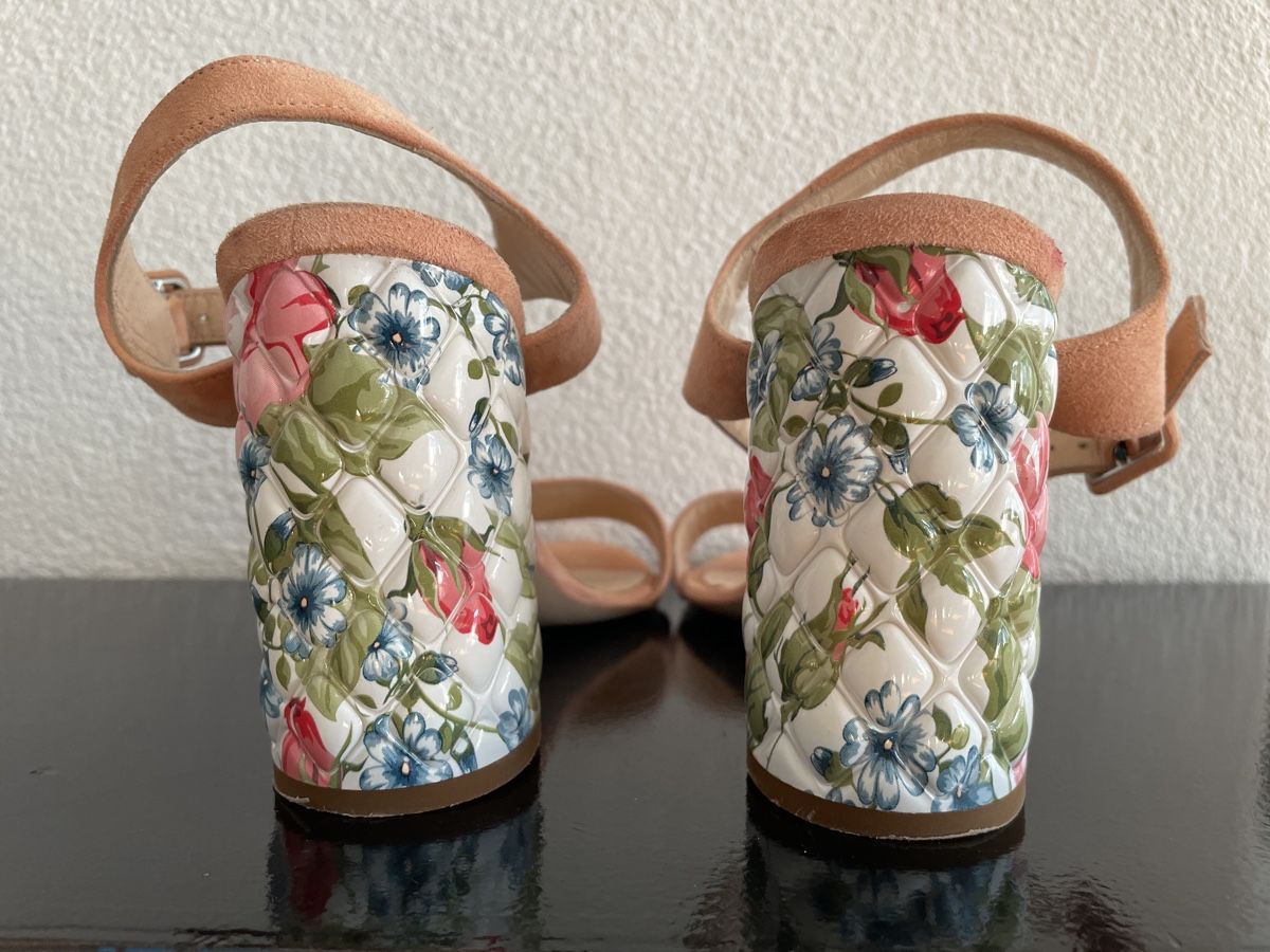 Scarpe da donna: Vero Cuoio Sandalen mit Blumen, Gr. 40/41 – Usato da Ennetbaden venduto da Julia555 1