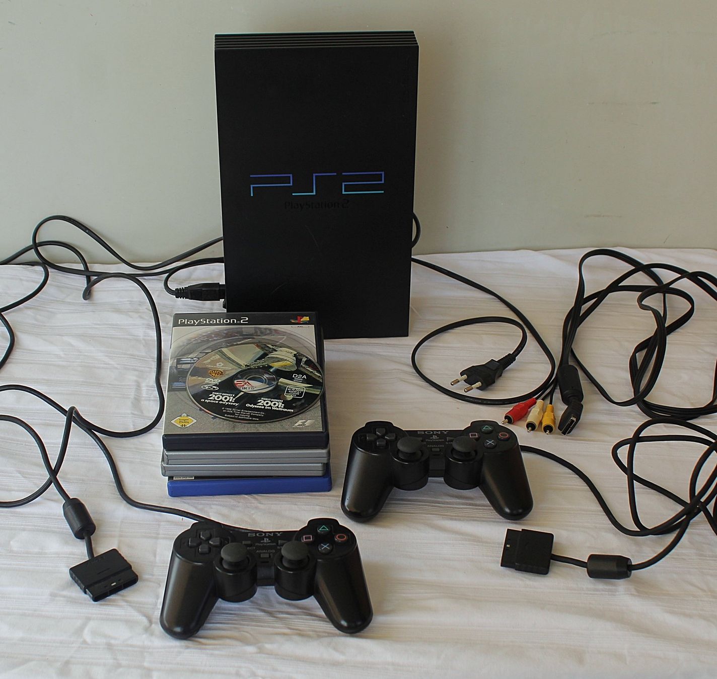 Sony Console: Sony Playstation 2 Konsole mit 4 Spielen und 2 Controller – Usato da Zürich venduto da Auctionata