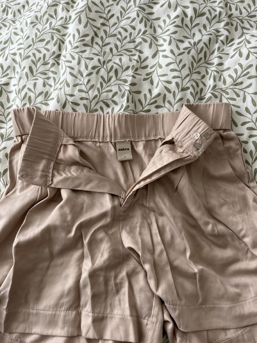 Hosen: Damen Shorts Seide Grösse S  – Gebraucht aus Richterswil von ste_yzq7 1