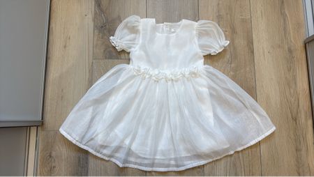 Festliches, elegantes, weisses Kleid für kleine Prinzessin