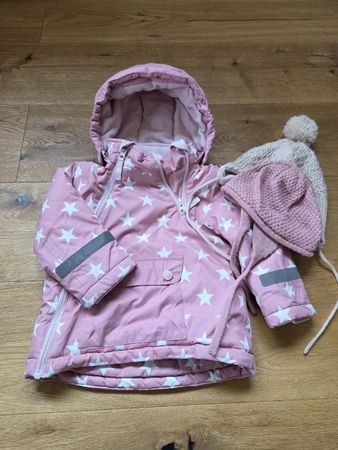 Winterjacke mit Sternenmuster und zwei Mützen 