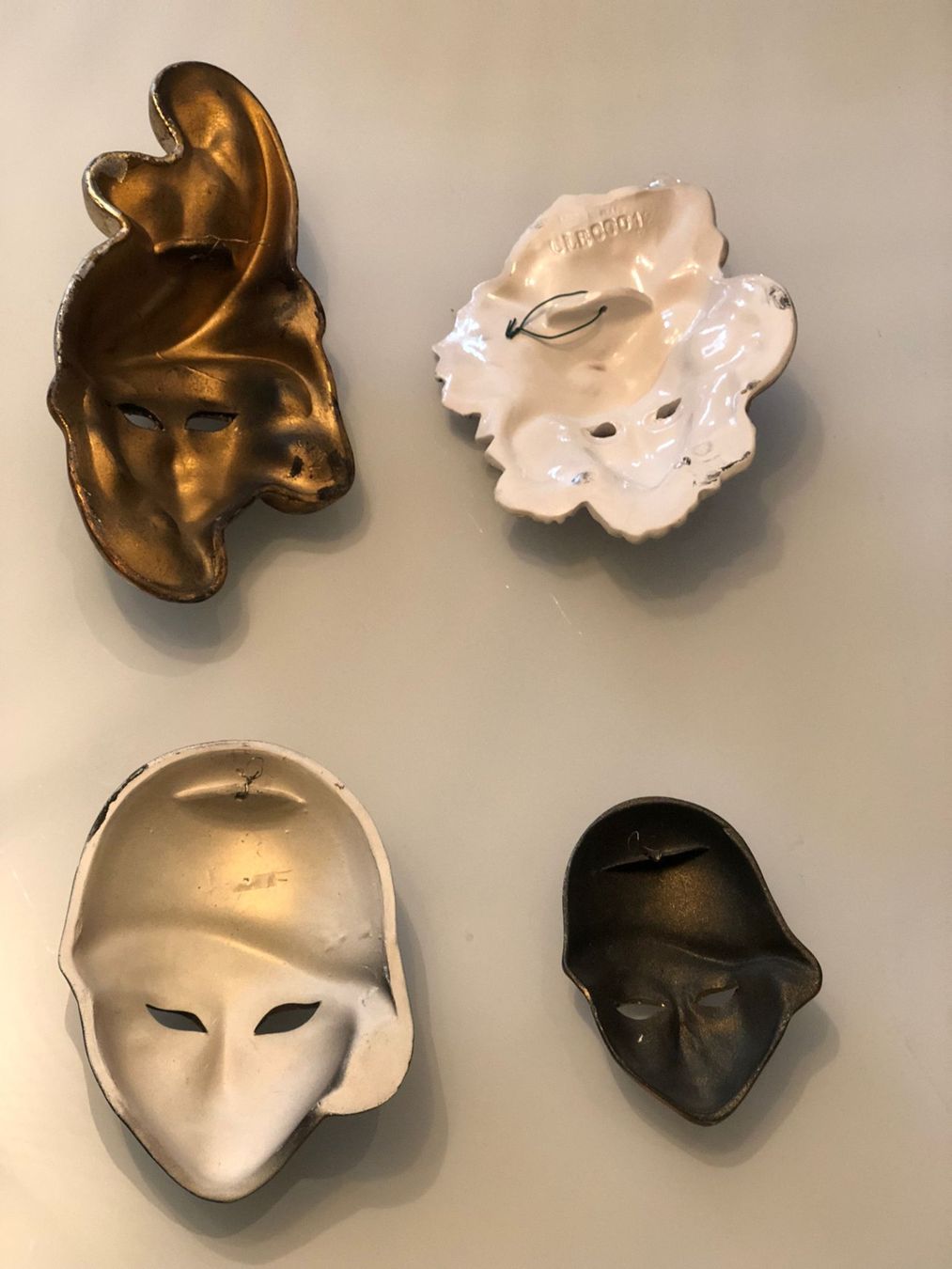 Masques: 4 Hübsche Venezianer Masken – D'occasion à Röschenz par Tashroal 3