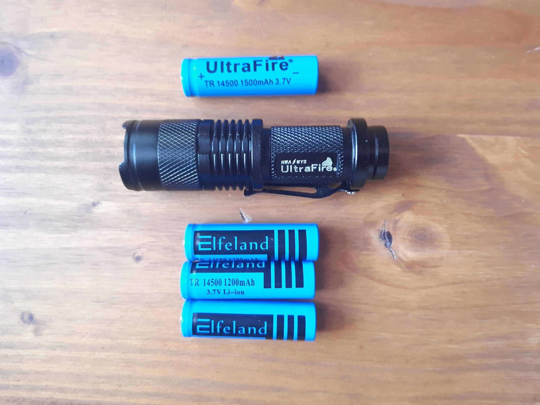 Lampen: Lampe de poche UltraFire avec 4 batteries – Gebraucht aus Chancy von Wurcht