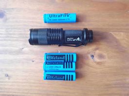 Lampe de poche UltraFire avec 4 batteries