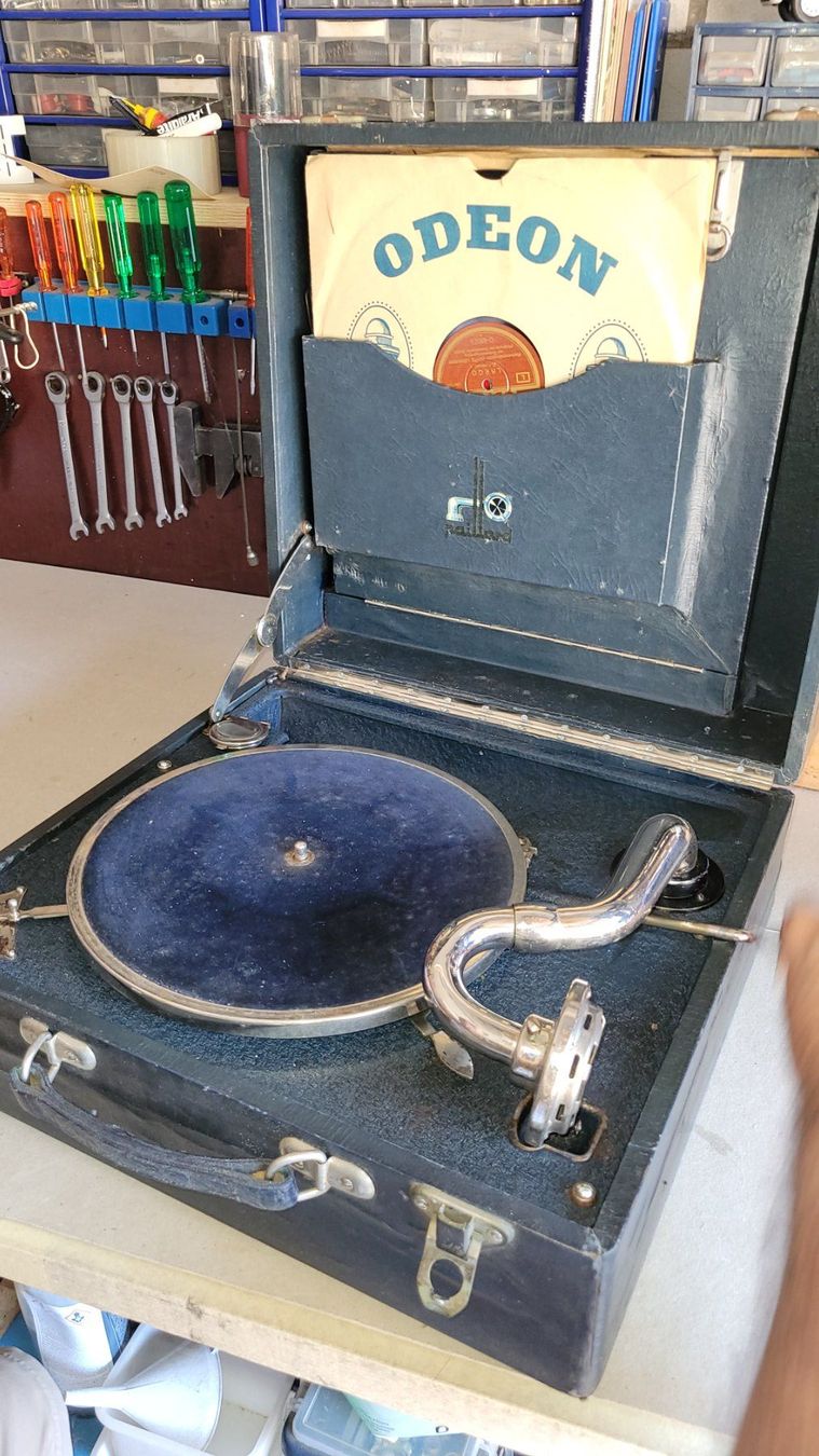 Paillard Giradischi: Koffergrammophon Paillard, Plattenfach div. Schellackplatten – Usato da Liestal venduto da Luggeli1