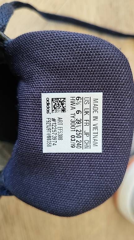 Adidas Herrenschuhe: Sneakers Baskets Adidas 39.5 – Gebraucht aus Trélex von emm_rz7g 4