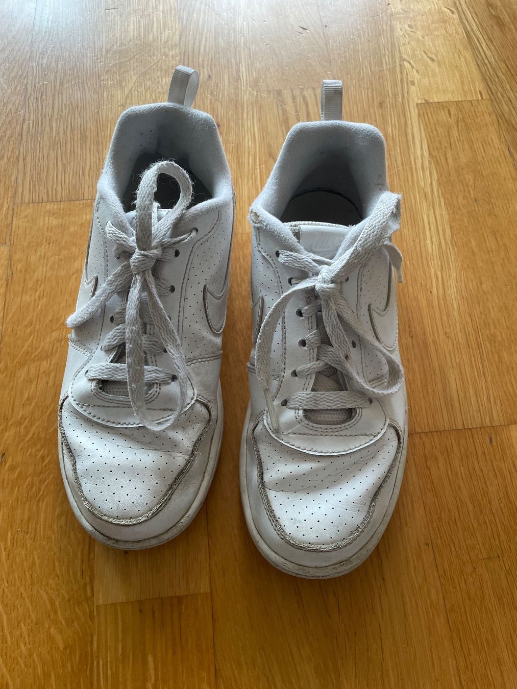 Nike Scarpe per ragazzi: Weisse Nike Schuhe Gr 35 – Usato da Ostermundigen venduto da Clood