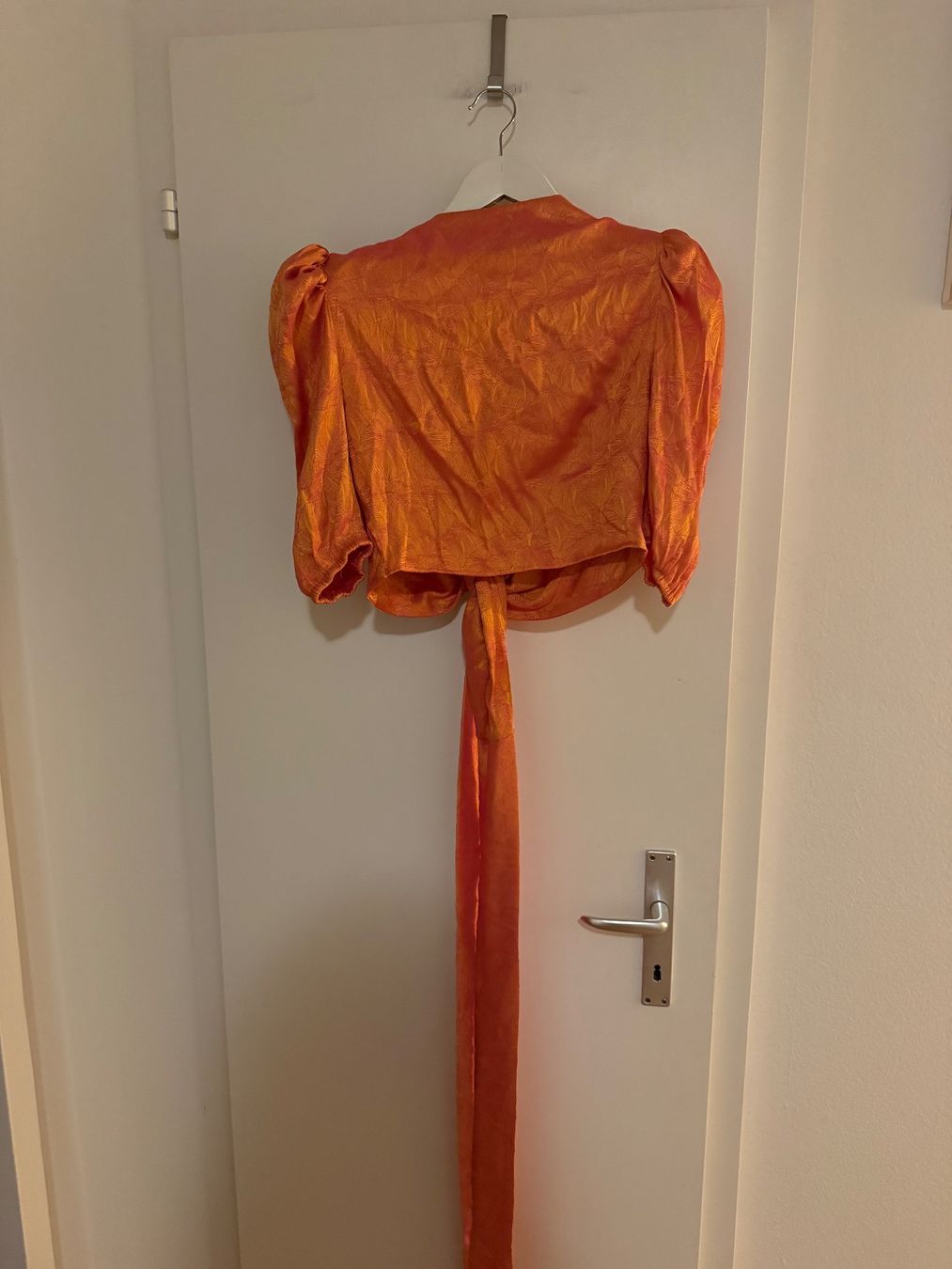 Lotti di vestiti: Damen Kleid & Bluse orange Grösse M mit Bindegürtel – Usato da Zürich venduto da sofiaalpac 1