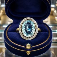 Eleganter Damenring mit faszinierendem hellblauem Kristall 